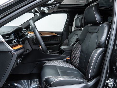 Used 2024 Jeep Grand Cherokee Summit image 5