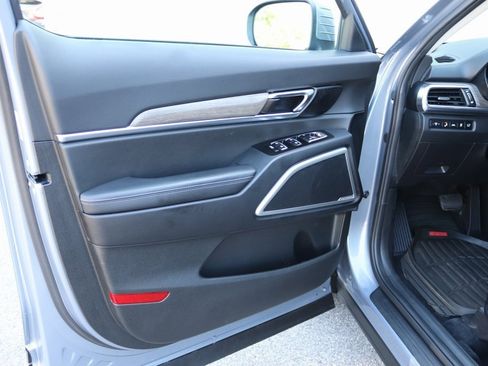 Used 2022 Kia Telluride EX image 40