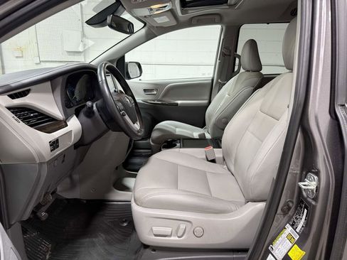 Used 2020 Toyota Sienna XLE w/ XLE Navigation Package image 9