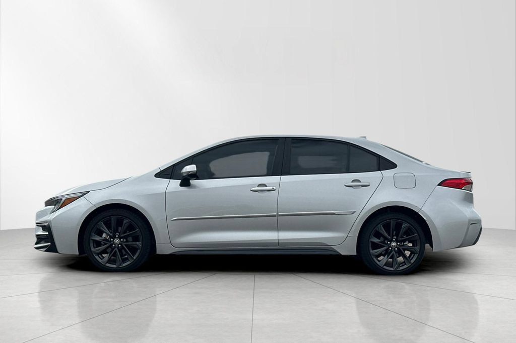 Used 2024 Toyota Corolla SE w/ SE Premium Package FWD image 3