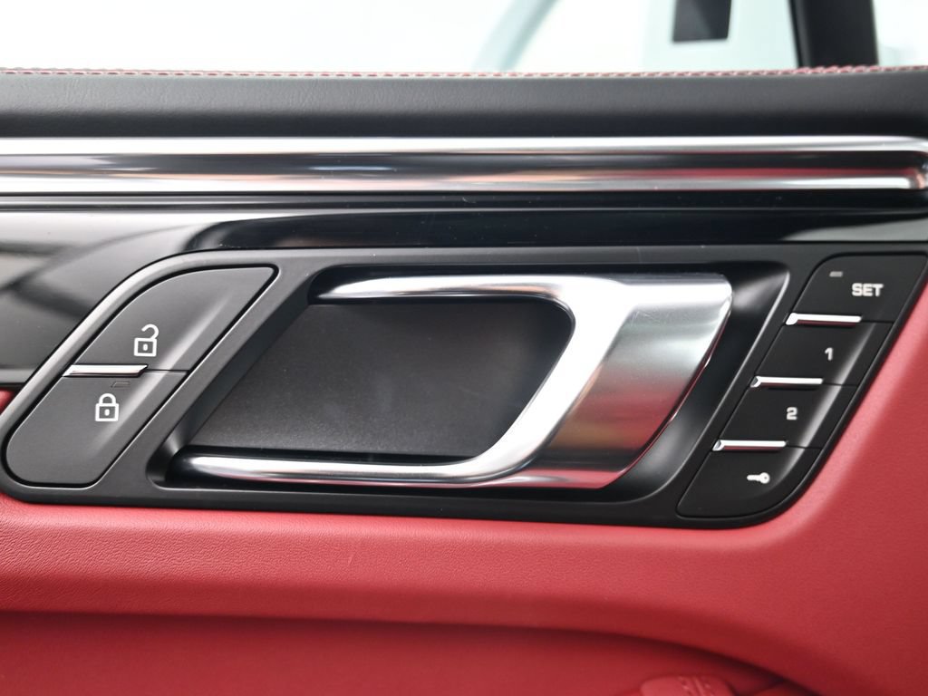 Certified 2026 Porsche Macan AWD/4WD image 18