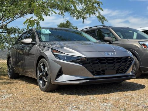 Used 2023 Hyundai Elantra SEL w/ Convenience Package image 2