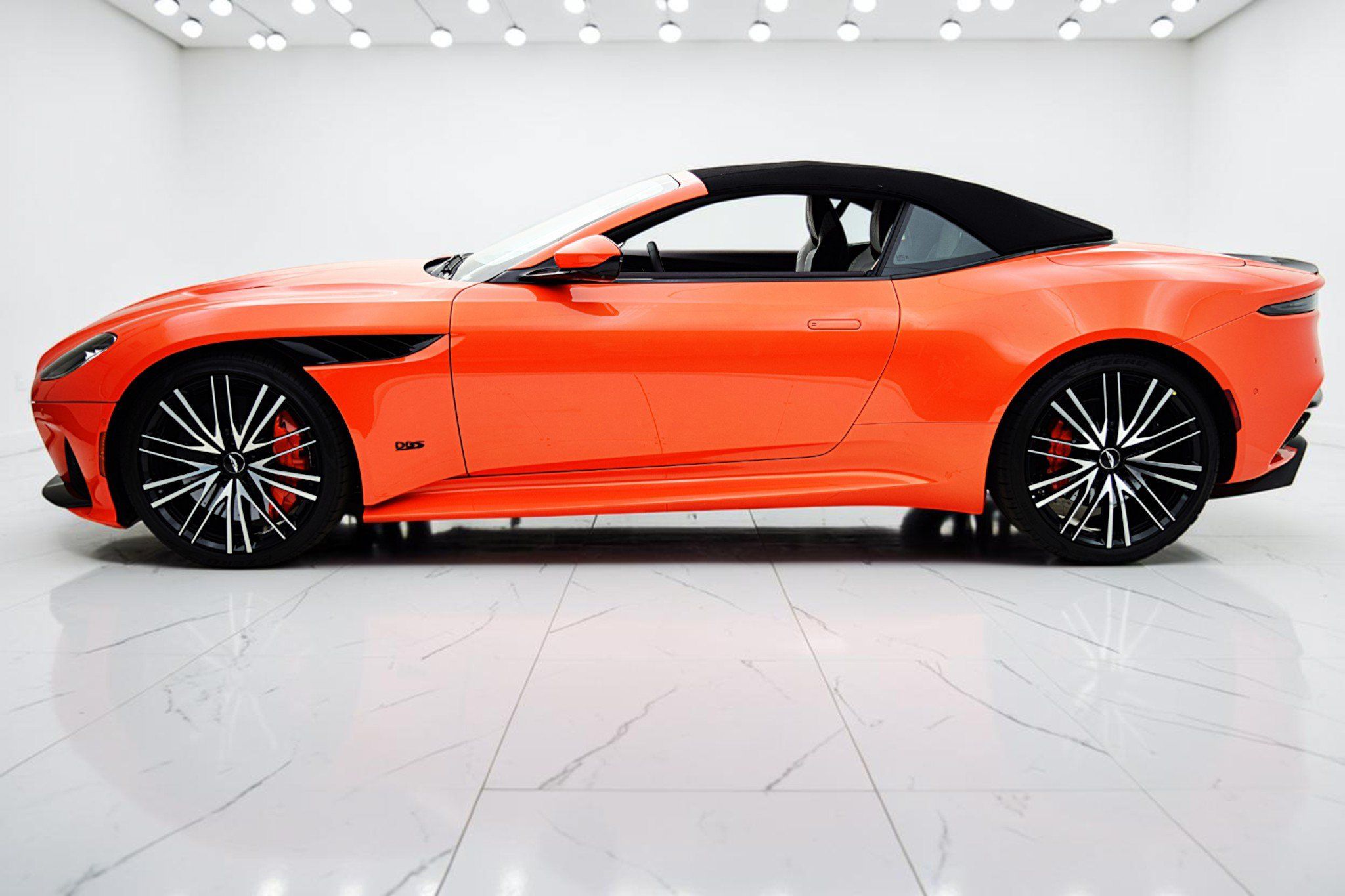 Used 2023 Aston Martin DBS Superleggera Volante RWD image 19