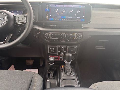 Used 2025 Jeep Gladiator Sport AWD/4WD image 11