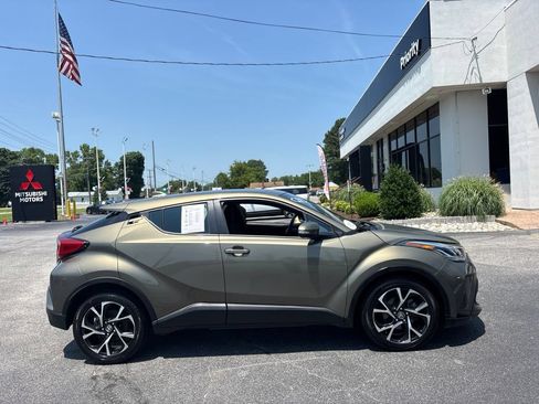 Used 2021 Toyota C-HR XLE FWD image 2