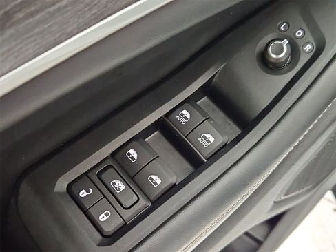 Used 2023 Jeep Grand Cherokee Limited image 17