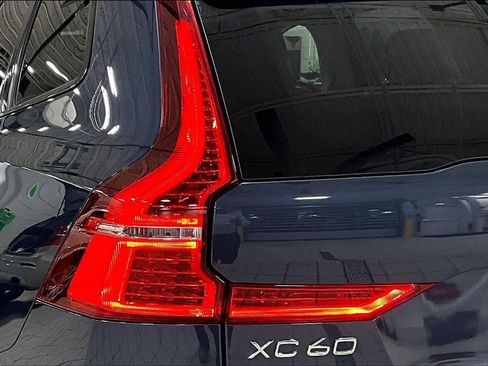 Certified 2024 Volvo XC60 B5 Ultimate w/ Climate Package image 27