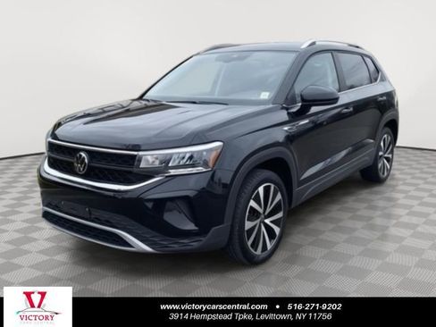 Used 2024 Volkswagen Taos SE FWD image 1