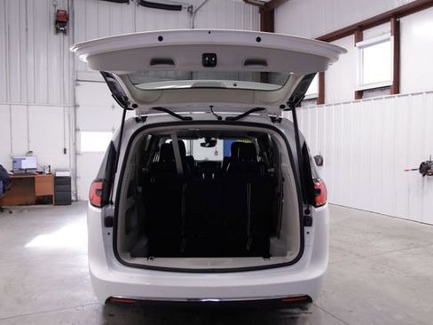 Used 2024 Chrysler Pacifica Touring-L image 23