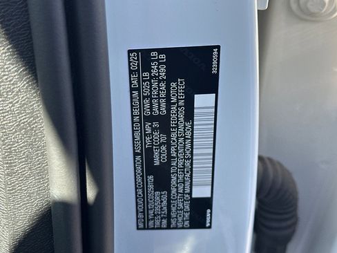 Certified 2025 Volvo XC40 B5 Plus image 31