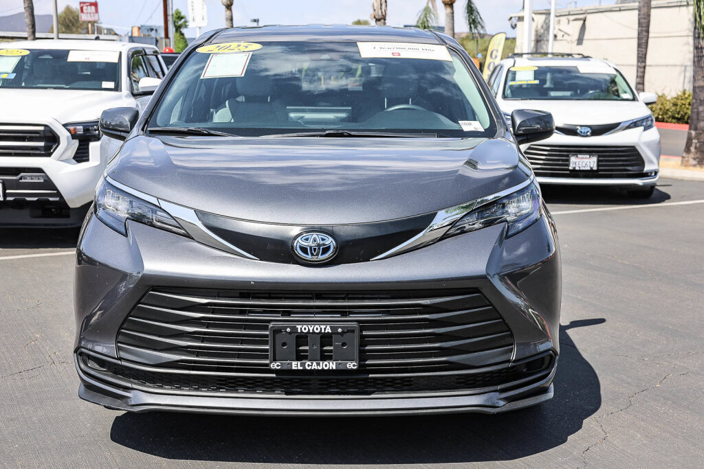Certified 2025 Toyota Sienna LE FWD image 19