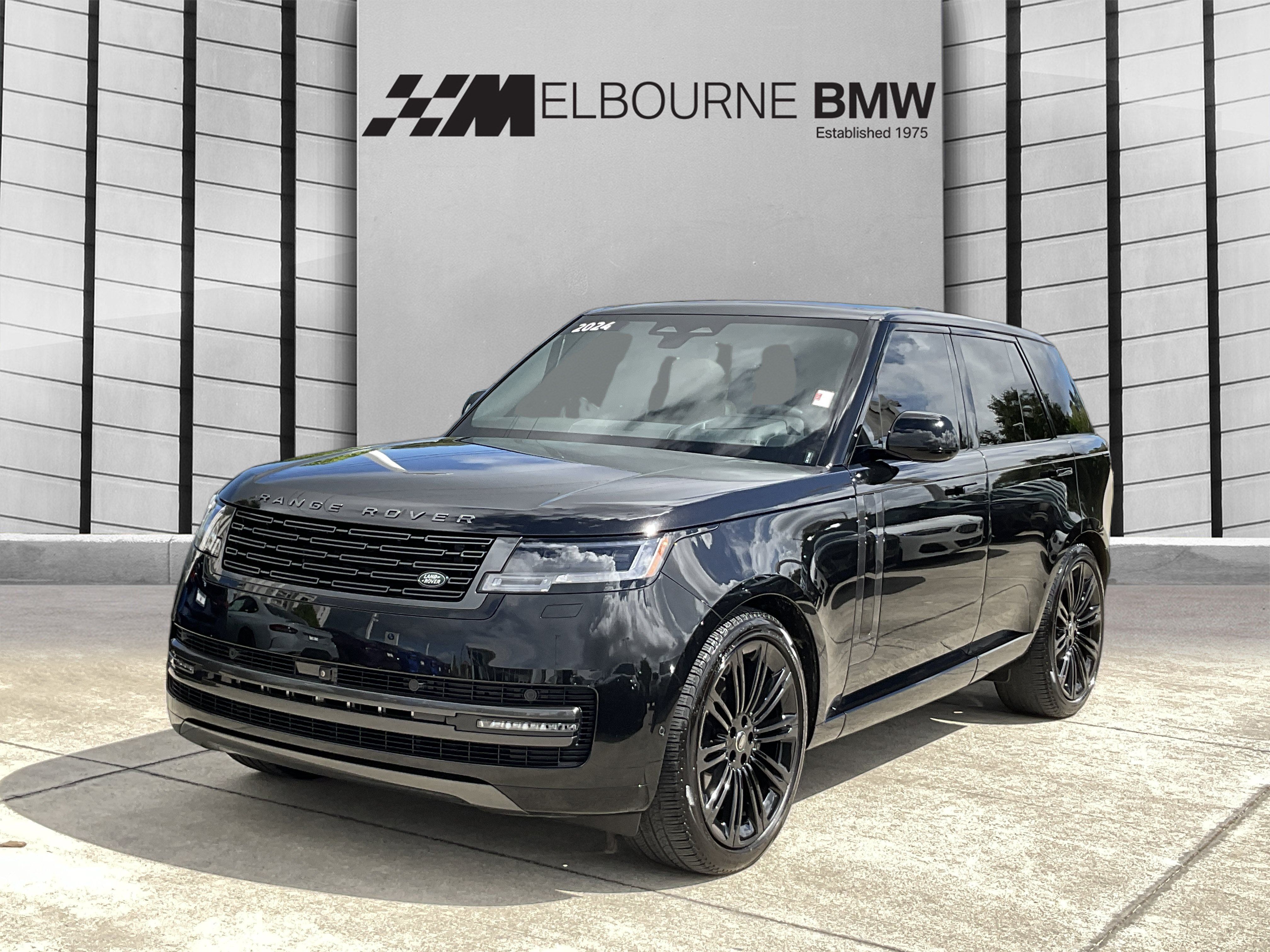 Used 2024 Land Rover Range Rover SE AWD/4WD image 3