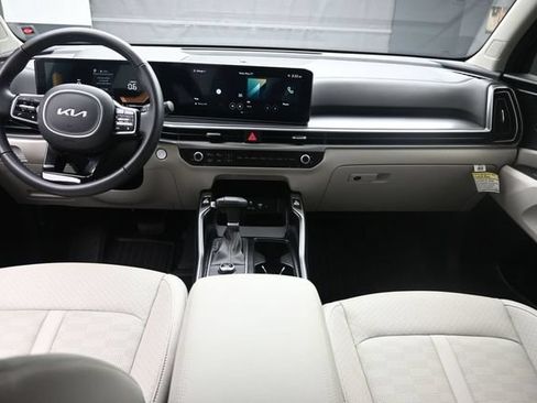Used 2025 Kia Sorento S FWD image 9