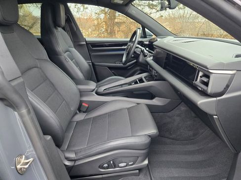 Certified 2025 Porsche Macan Electric image 37