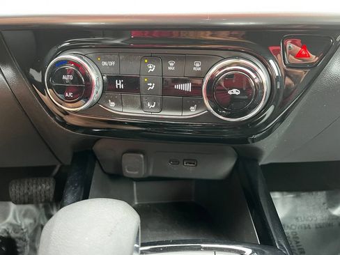 Used 2025 Chevrolet Trax LT w/ LT Convenience Package FWD image 19