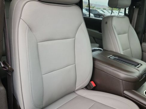 Used 2023 GMC Yukon XL SLT AWD/4WD image 16