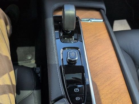 Used 2024 Volvo XC90 B6 Plus w/ Protection Package Premier AWD/4WD image 21