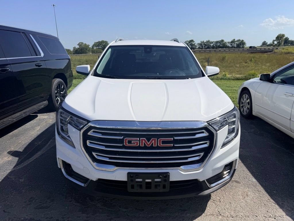 Used 2024 GMC Terrain SLT FWD image 2