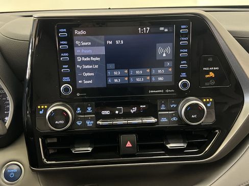 Used 2021 Toyota Highlander XLE image 16