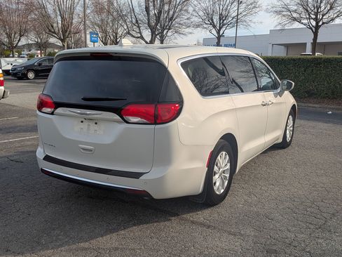 Used 2019 Chrysler Pacifica Touring Plus image 9