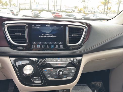 Used 2020 Chrysler Pacifica Limited w/ Advanced Safetytec Group FWD image 14