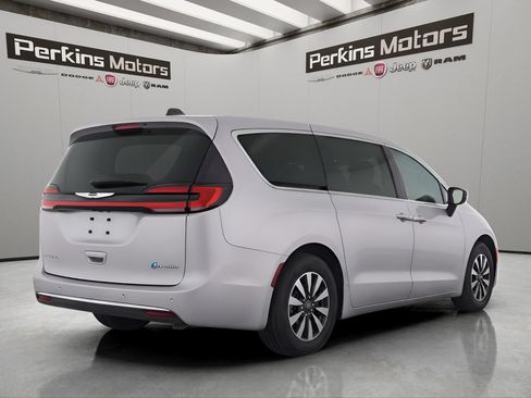 Used 2024 Chrysler Pacifica Limited FWD image 5