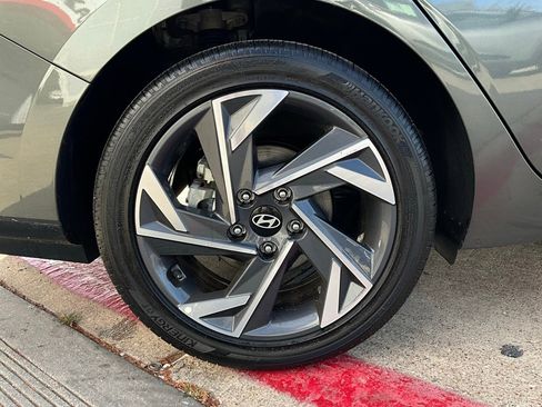 Used 2025 Hyundai Elantra Limited image 9