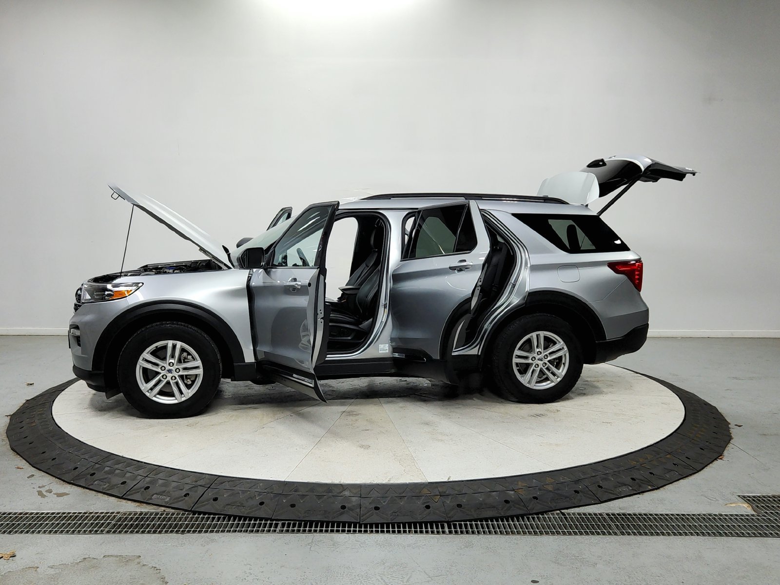 Used 2023 Ford Explorer XLT w/ Equipment Group 202A RWD image 13
