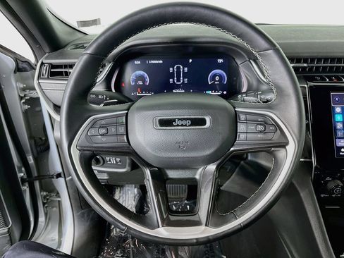 Used 2022 Jeep Grand Cherokee Altitude AWD/4WD image 14
