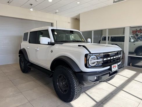 New 2025 Ford Bronco Outer Banks w/ Sasquatch Package image 3