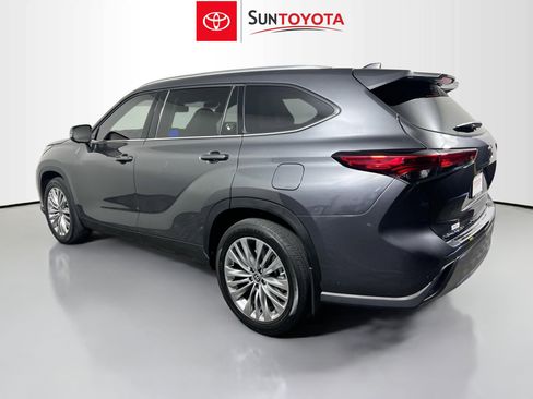 Used 2023 Toyota Highlander Platinum FWD image 6