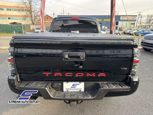 Used 2016 Toyota Tacoma TRD Sport image 11