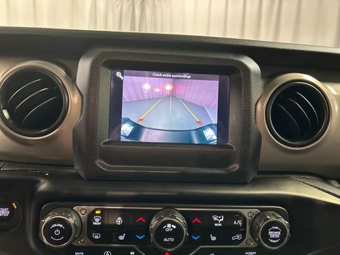 Used 2021 Jeep Gladiator Sport image 18