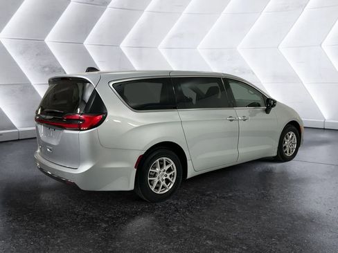 Used 2024 Chrysler Pacifica Touring-L image 4