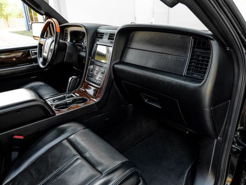 Used 2017 Lincoln Navigator L Select image 18