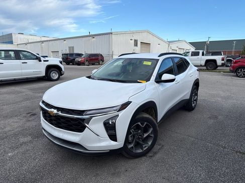 Used 2025 Chevrolet Trax LT w/ LT Convenience Package FWD image 2