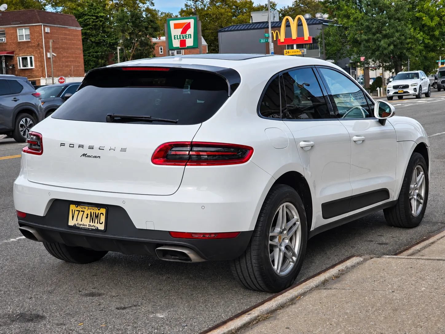 Used 2017 Porsche Macan AWD/4WD image 8