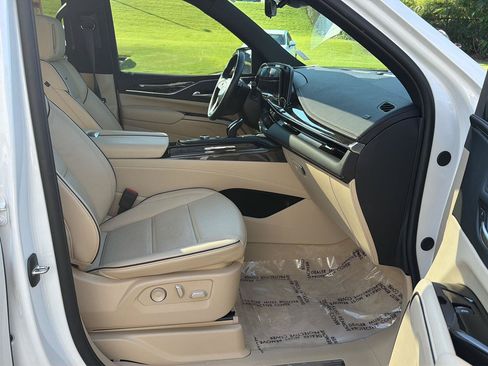 Used 2024 Cadillac Escalade ESV Premium Luxury AWD/4WD image 15