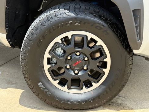 Used 2025 Toyota Tacoma TRD Off-Road AWD/4WD image 2