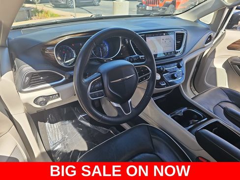 Used 2023 Chrysler Pacifica Limited FWD image 17