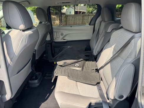 Used 2022 Toyota Sienna LE FWD image 18