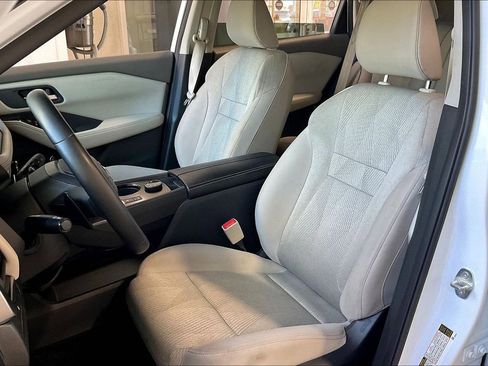 Used 2025 Nissan Rogue SV image 3