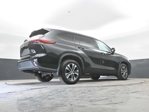 Used 2021 Toyota Highlander XLE AWD/4WD image 53