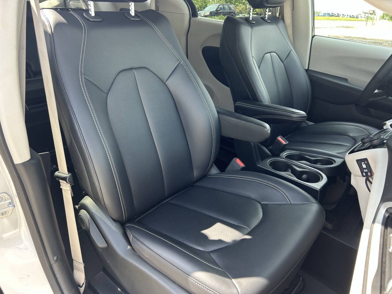Used 2024 Chrysler Pacifica Touring-L FWD image 28