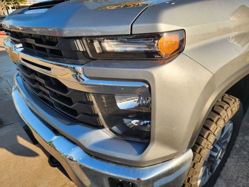 Used 2025 Chevrolet Silverado 2500 LT AWD/4WD image 6