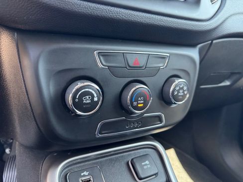 Used 2018 Jeep Compass Latitude FWD image 23