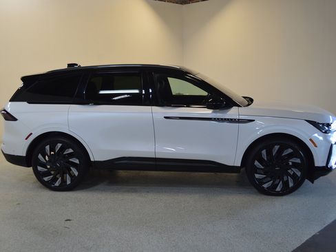 Used 2024 Lincoln Nautilus Reserve w/ Jet Appearance Package (87T) AWD/4WD image 2