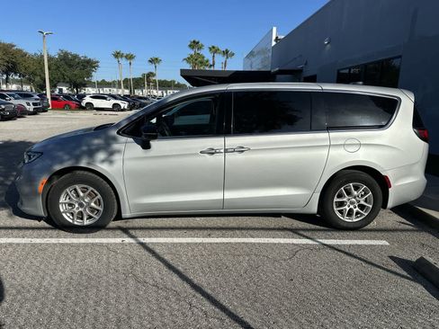 Used 2024 Chrysler Pacifica Touring-L FWD image 5