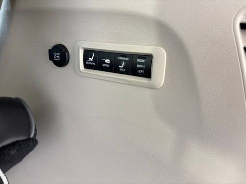 Used 2019 Chrysler Pacifica Limited w/ Tire & Wheel Group FWD image 34
