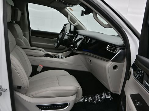 Used 2022 Jeep Grand Wagoneer Series I AWD/4WD image 11